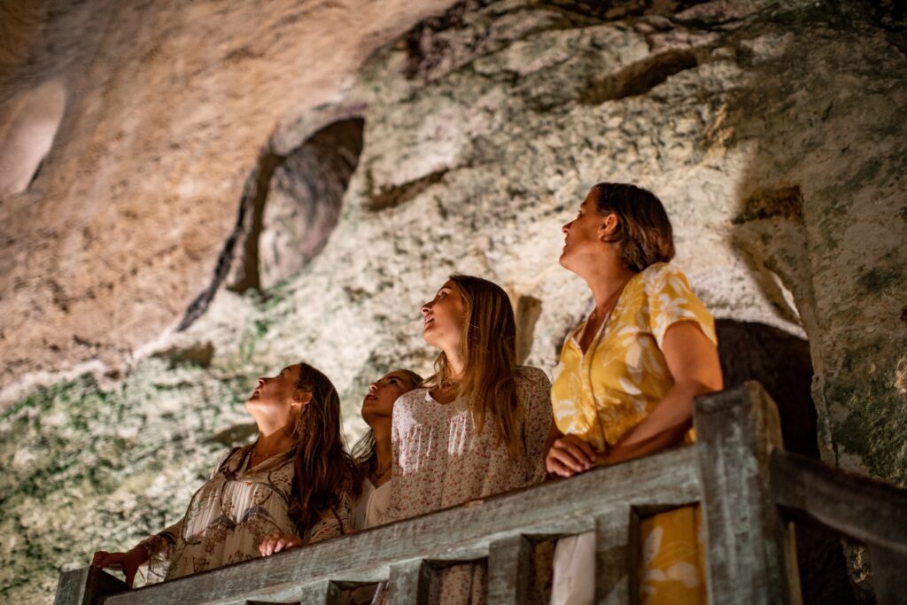 Excursions de groupe à l'église souterraine d'Aubeterre sur Dronne
