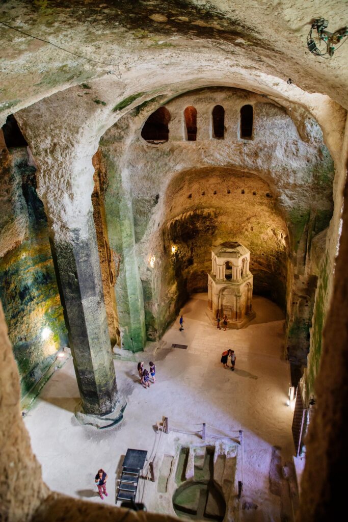 Excursions de groupe à l'église souterraine d'Aubeterre sur Dronne